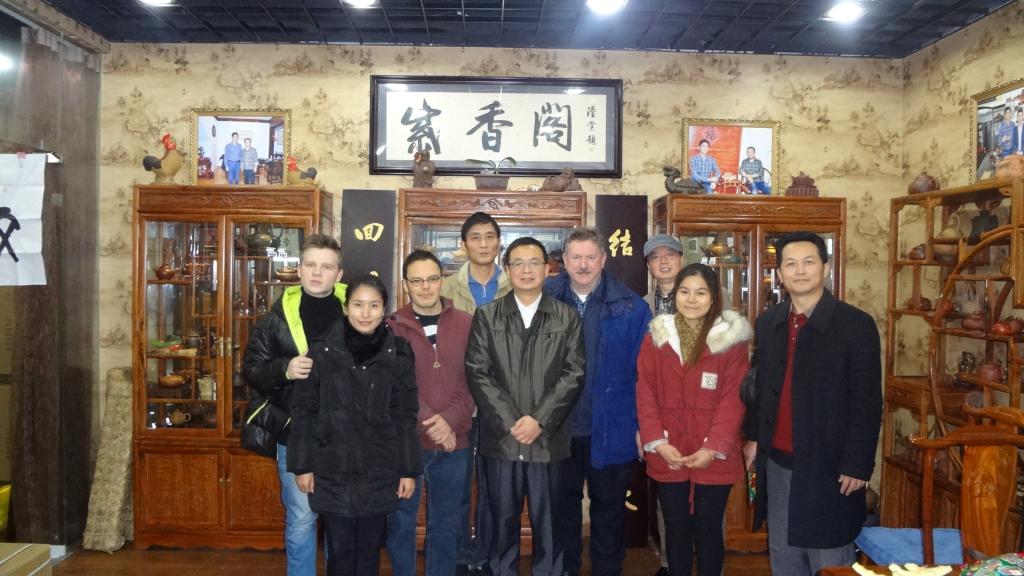 外籍教师和留学生欣赏中国茶艺文化